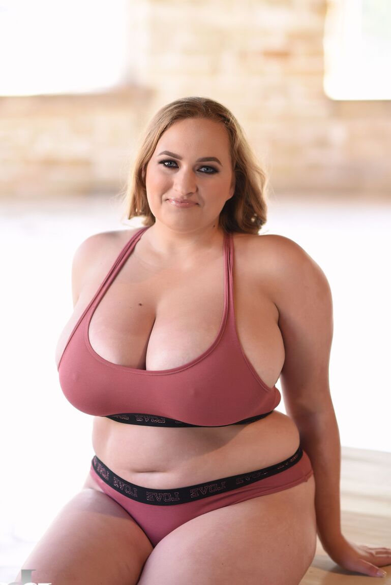 21P A gorda gostosa Sara Willis deixa escapar seus peitos monstruosos brilhantes e posa de topless