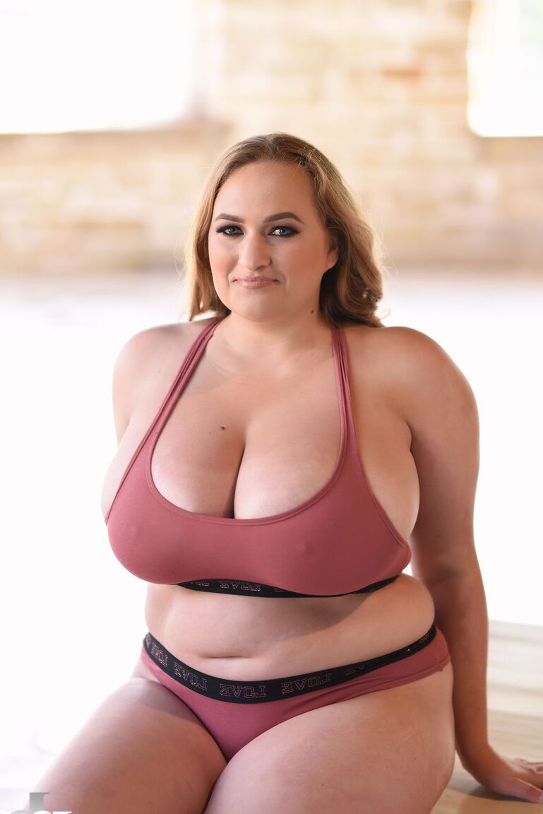 21P A gorda gostosa Sara Willis deixa escapar seus peitos monstruosos brilhantes e posa de topless