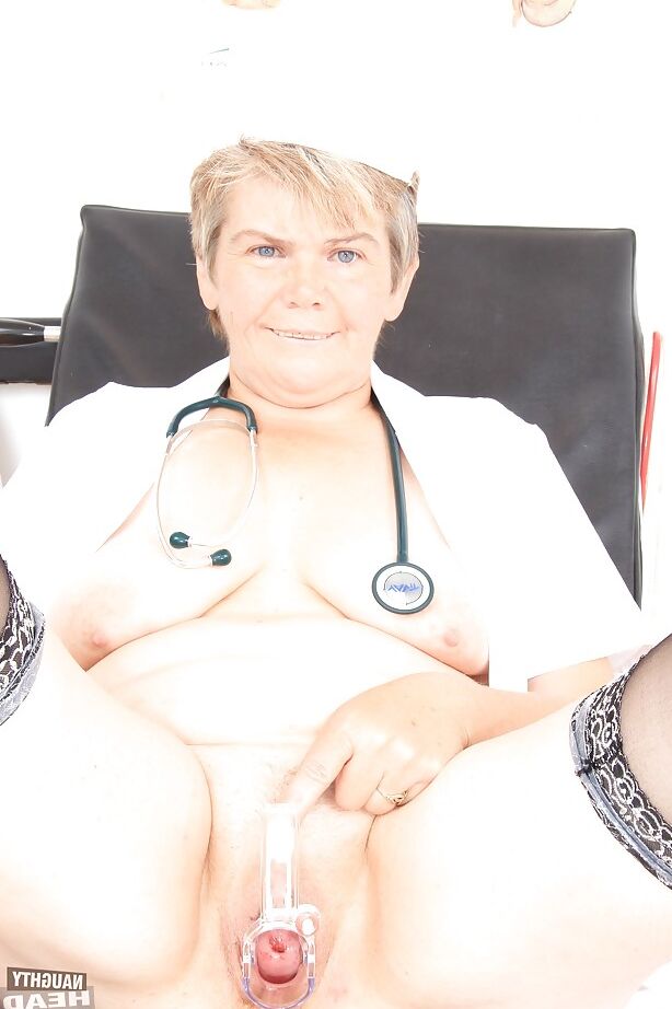 16P Mature gyno is doing a really nasty stuff with her worn-out cunt