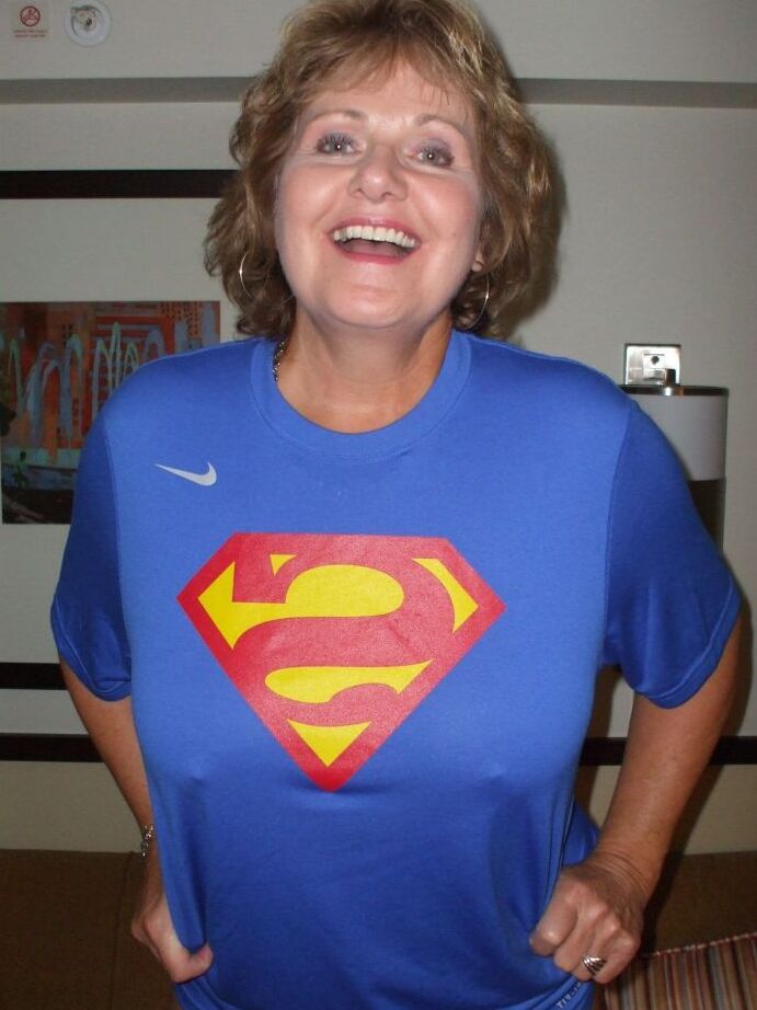 20P Amadora mais velha Busty Bliss perde seus peitos grandes em uma camiseta do Superman