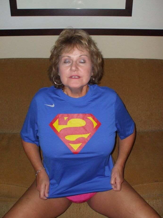 20P Amadora mais velha Busty Bliss perde seus peitos grandes em uma camiseta do Superman