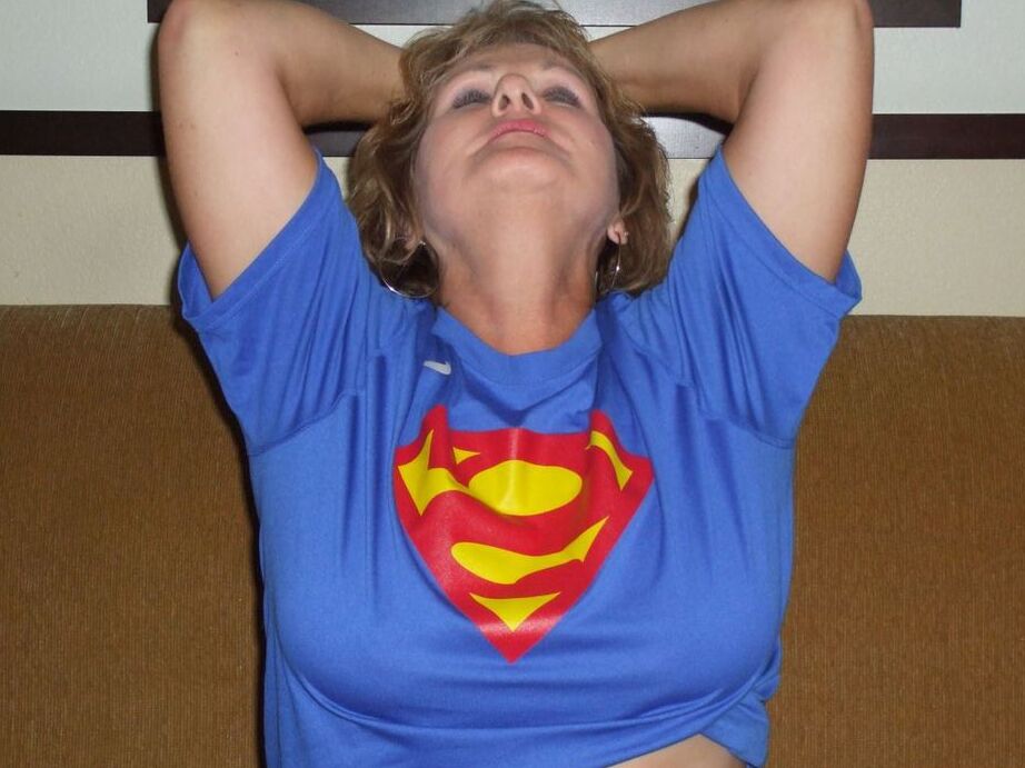 20P Amadora mais velha Busty Bliss perde seus peitos grandes em uma camiseta do Superman