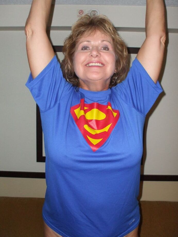 20P Amadora mais velha Busty Bliss perde seus peitos grandes em uma camiseta do Superman