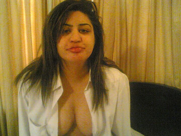 10P Novia india sexy desnudándose en su habitación delante de su novio