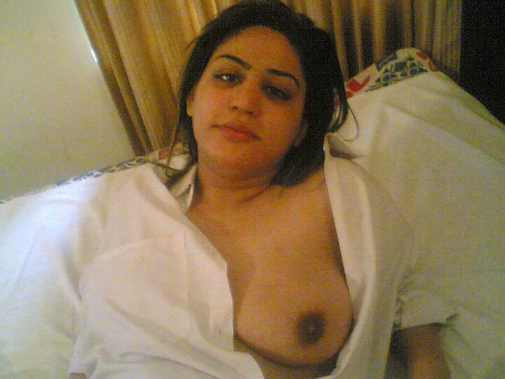 10P Novia india sexy desnudándose en su habitación delante de su novio