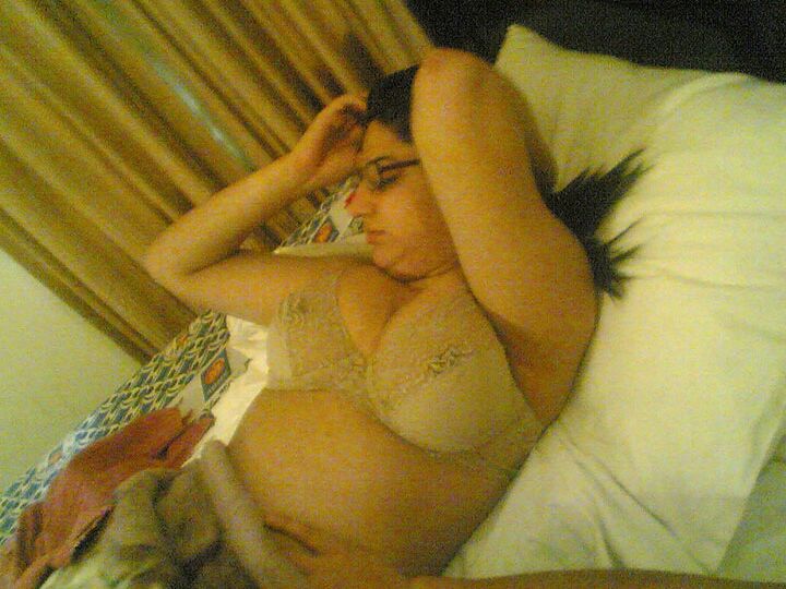 10P Novia india sexy desnudándose en su habitación delante de su novio