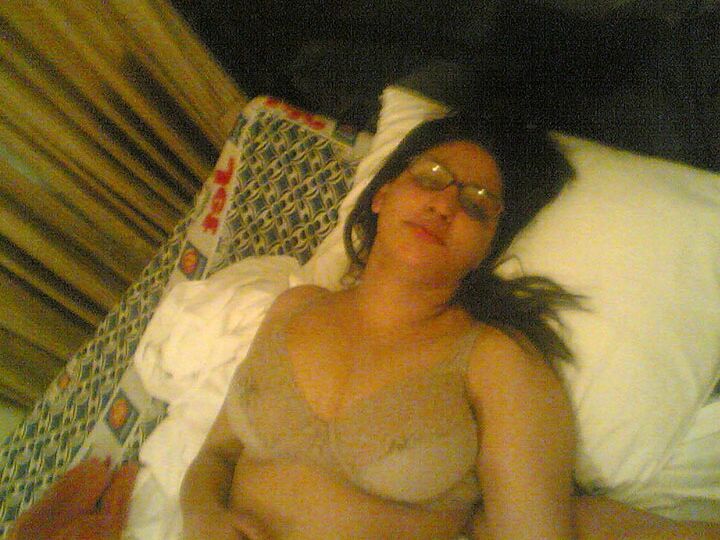 10P Novia india sexy desnudándose en su habitación delante de su novio