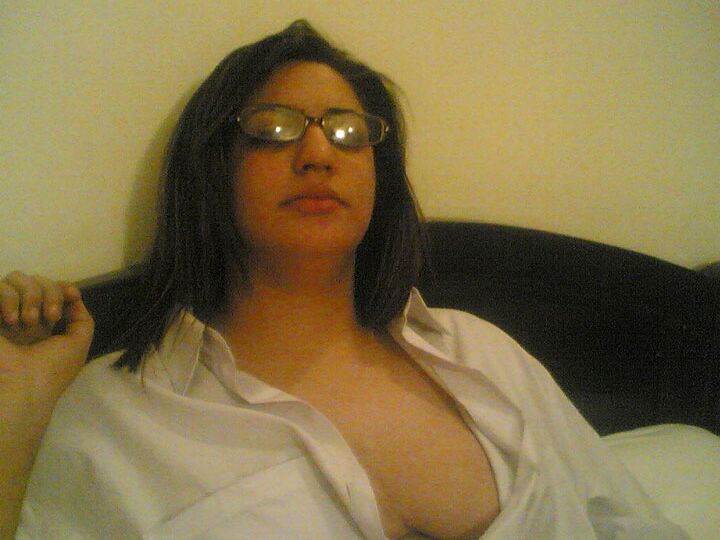 10P Novia india sexy desnudándose en su habitación delante de su novio