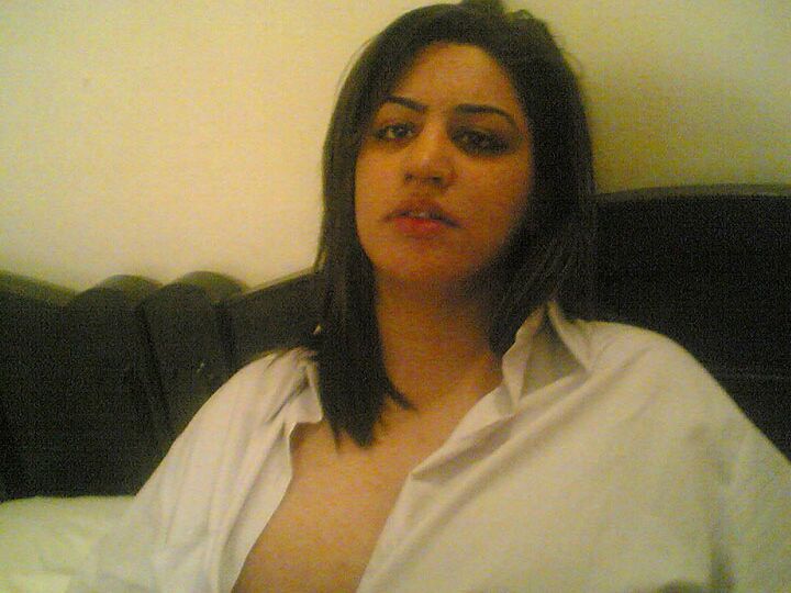 10P Novia india sexy desnudándose en su habitación delante de su novio