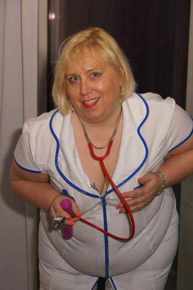 20P L'infirmière blonde obèse Lexie Cummings se masturbe sur un canapé avec un vibromasseur