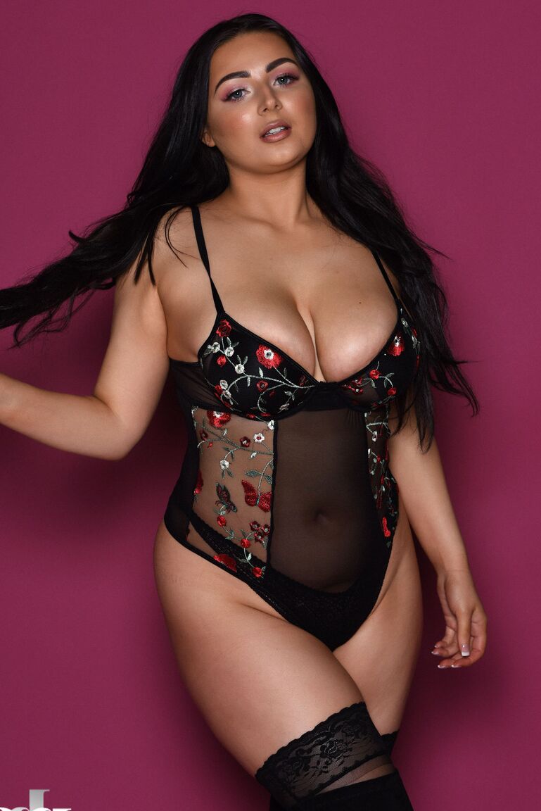 21P Chubby babe Foxy Lucina exposes her fabulous juggs while posing in stockings