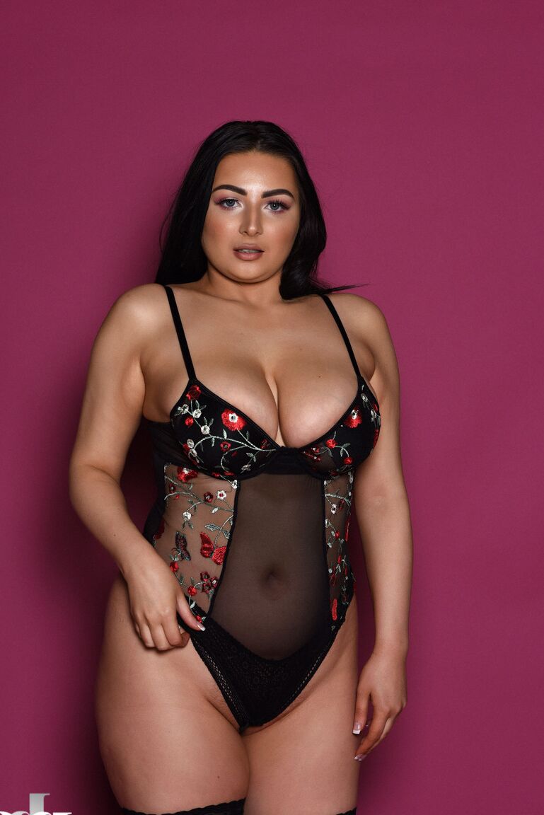 21P Chubby babe Foxy Lucina exposes her fabulous juggs while posing in stockings
