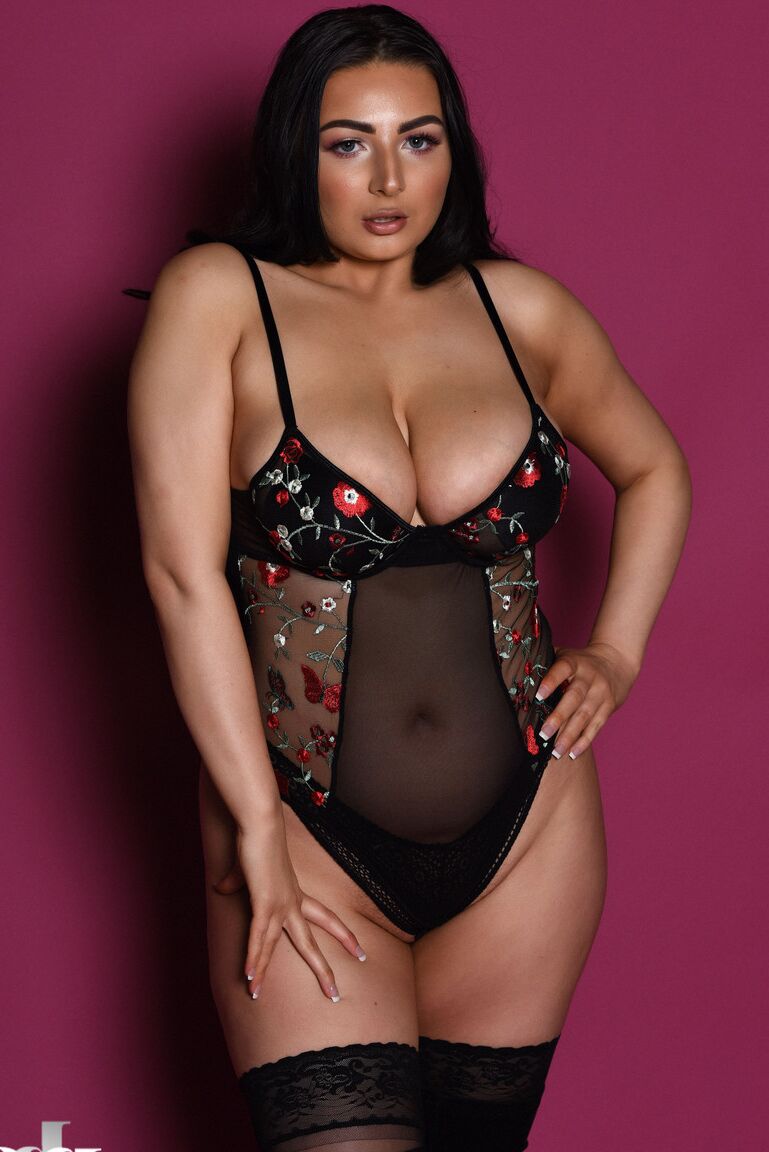 21P Chubby babe Foxy Lucina exposes her fabulous juggs while posing in stockings