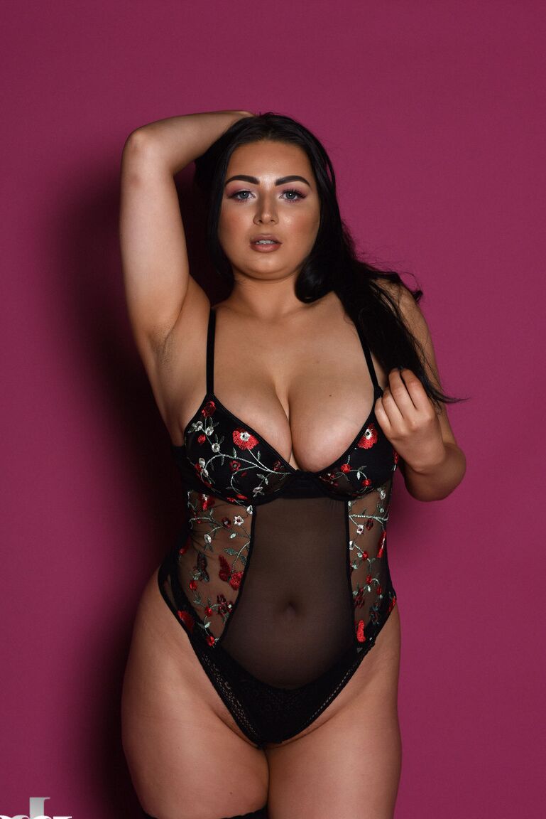21P Chubby babe Foxy Lucina exposes her fabulous juggs while posing in stockings