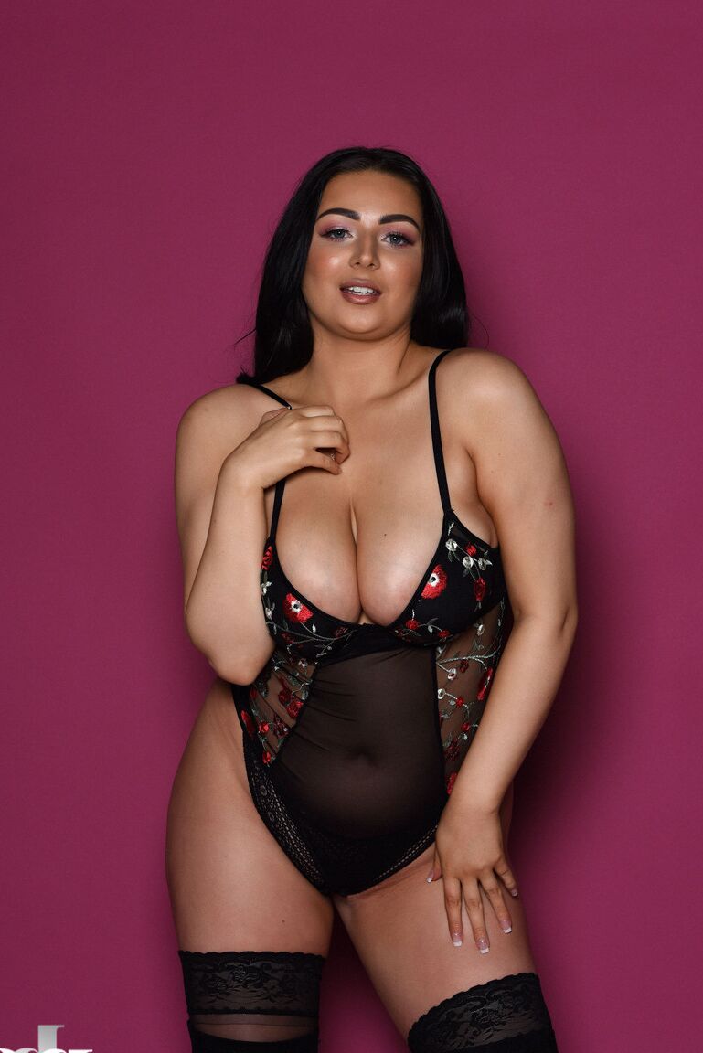 21P Chubby babe Foxy Lucina exposes her fabulous juggs while posing in stockings