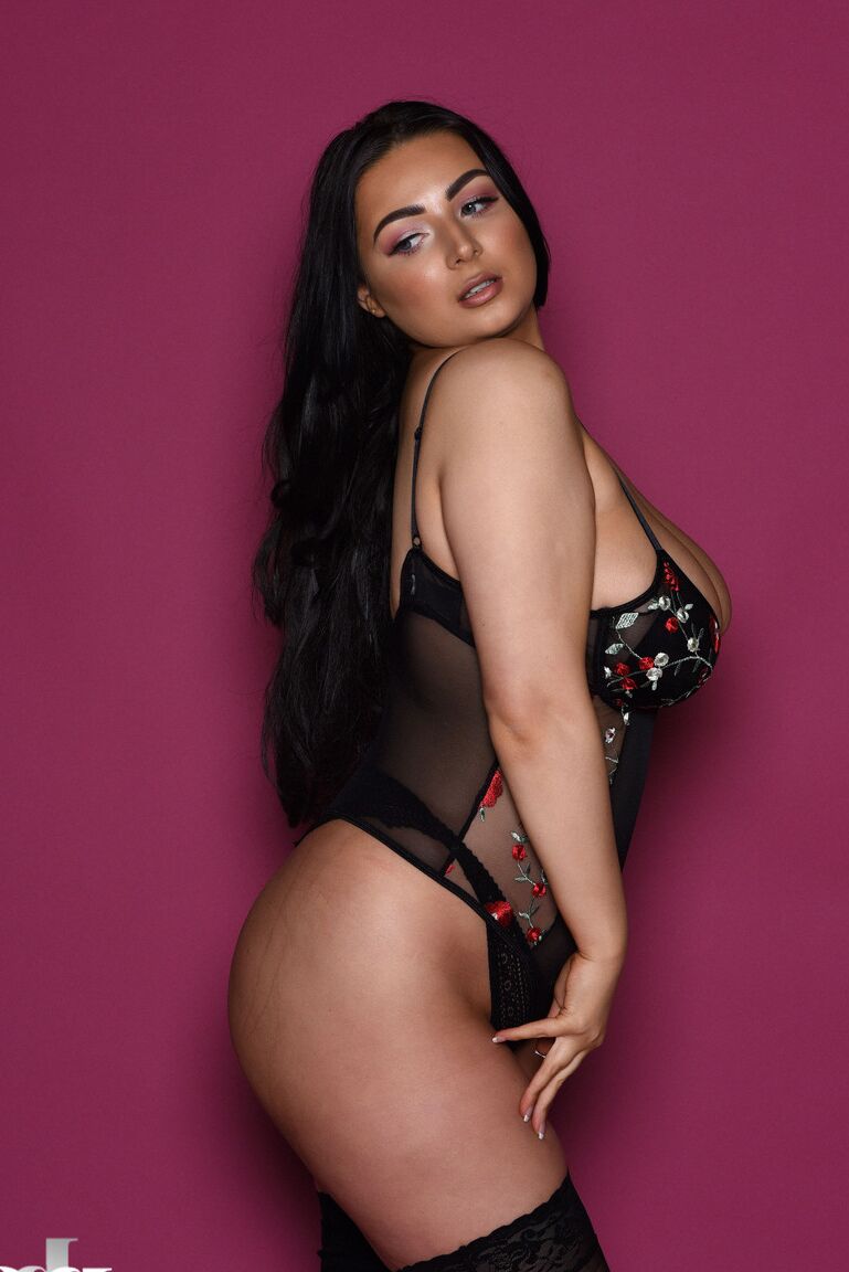 21P Chubby babe Foxy Lucina exposes her fabulous juggs while posing in stockings