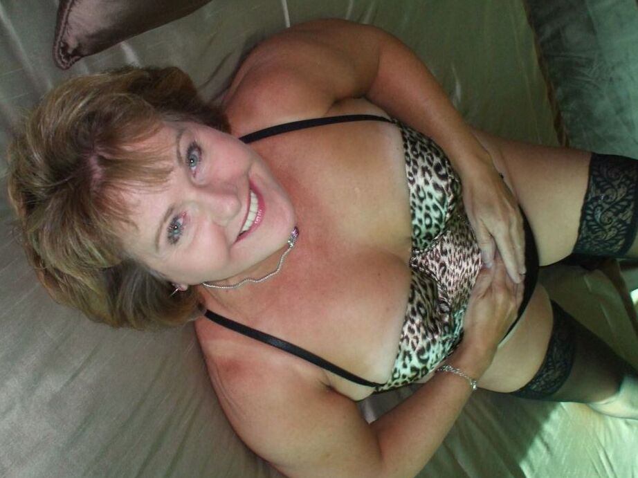 20P Ältere Amateurin Busty Bliss vergnügt einen Penis während POV-Action auf einem Bett