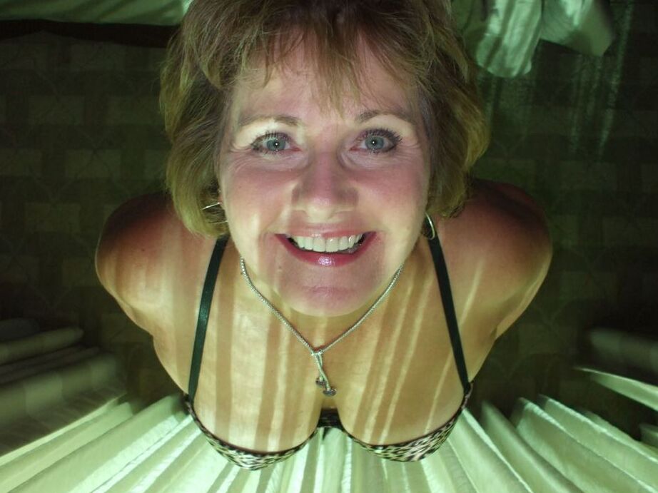 20P Ältere Amateurin Busty Bliss vergnügt einen Penis während POV-Action auf einem Bett