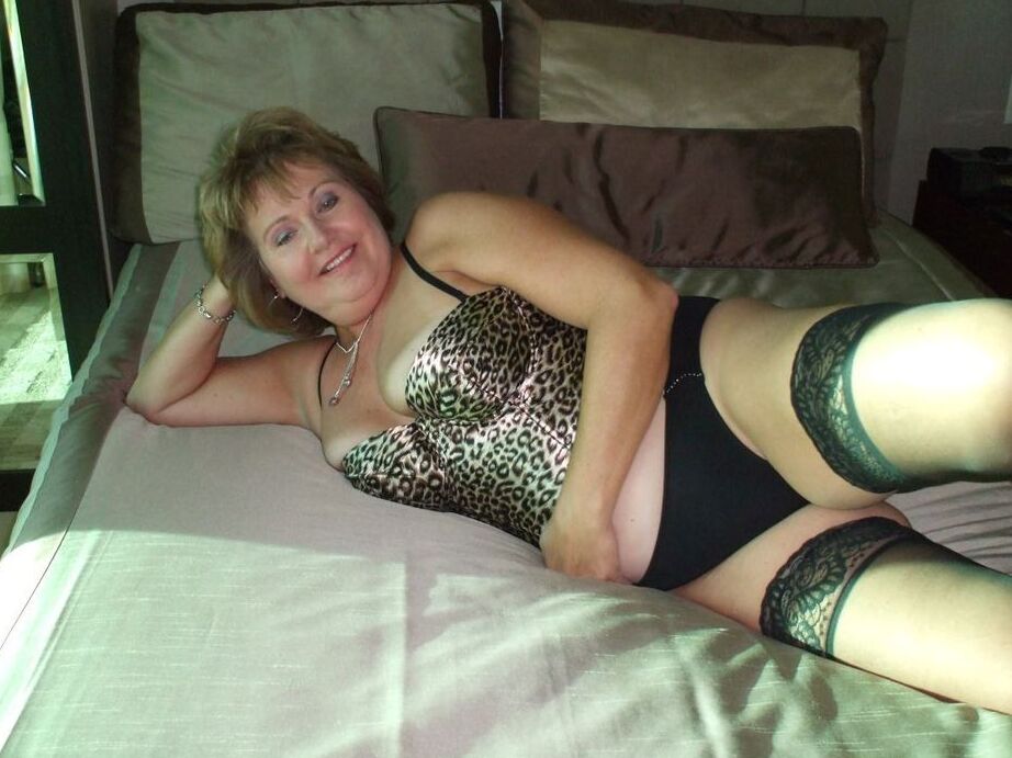 20P Ältere Amateurin Busty Bliss vergnügt einen Penis während POV-Action auf einem Bett