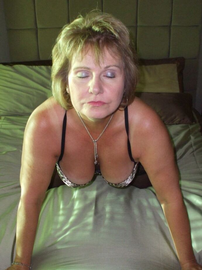 20P Ältere Amateurin Busty Bliss vergnügt einen Penis während POV-Action auf einem Bett