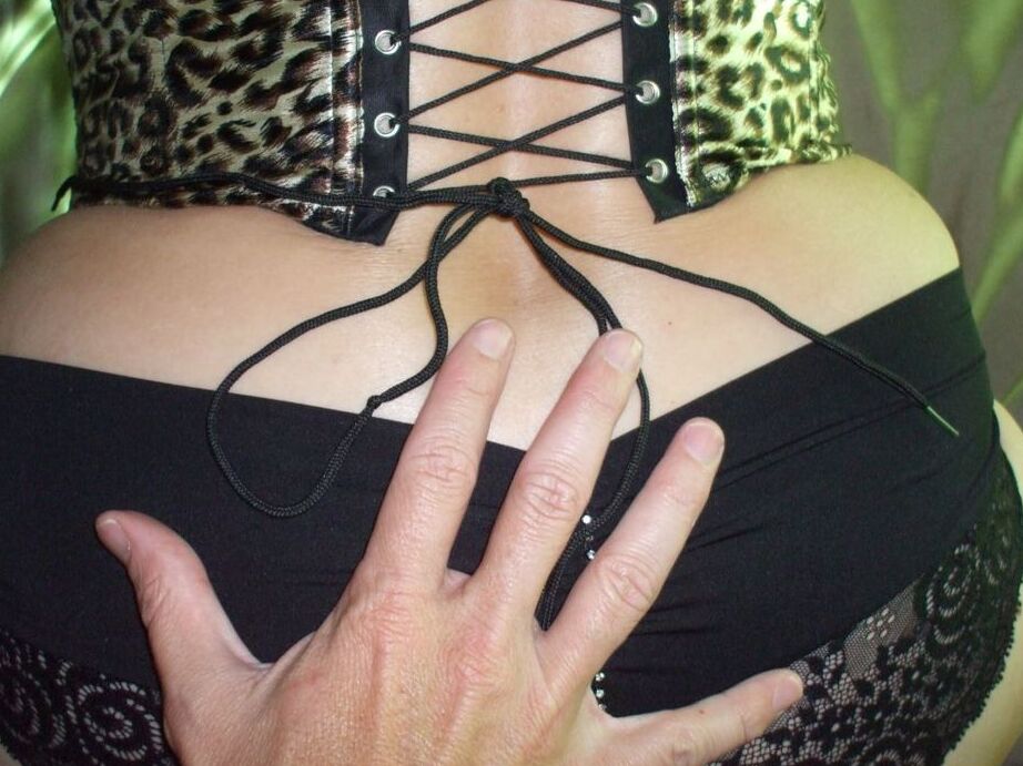 20P Ältere Amateurin Busty Bliss vergnügt einen Penis während POV-Action auf einem Bett
