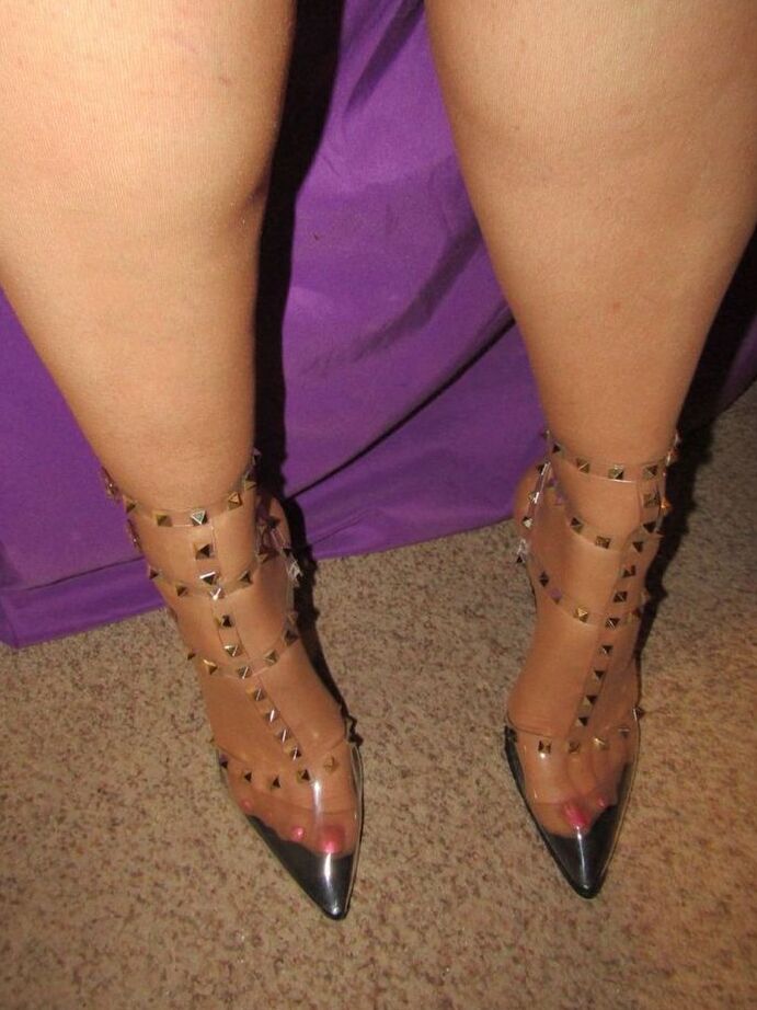 20P La anciana Bunny Gram muestra su coño cubierto de medias en una cama con zapatos puntiagudos