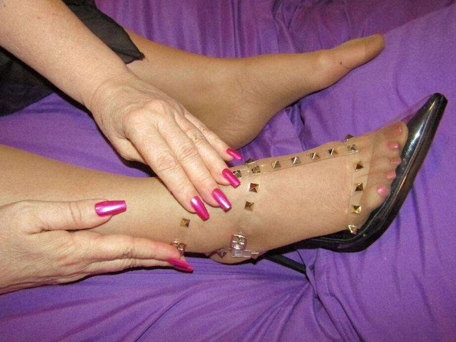 20P La anciana Bunny Gram muestra su coño cubierto de medias en una cama con zapatos puntiagudos