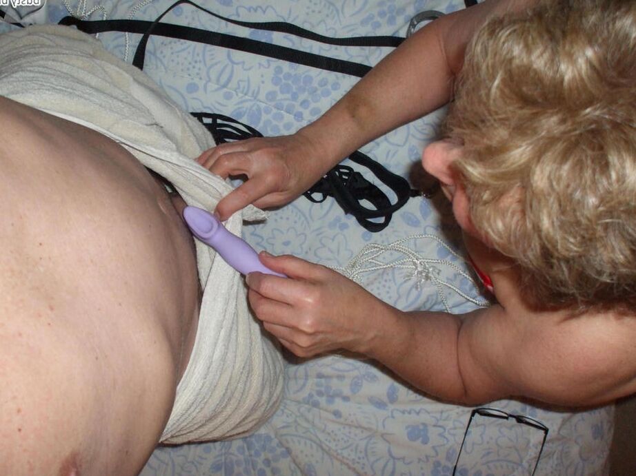 20P Busty Bliss, une amatrice plus âgée, participe à un jeu en POV tout en portant un corset d'infirmière
