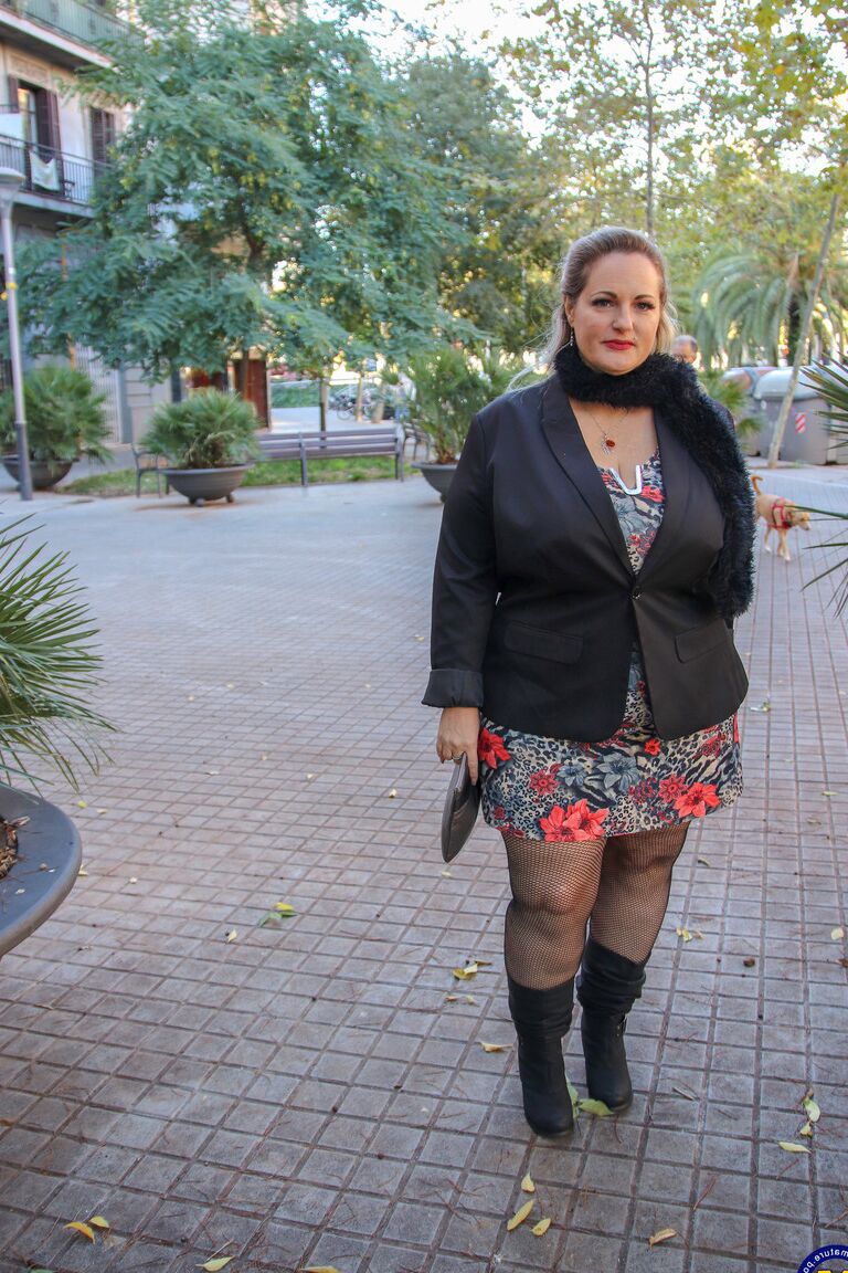 20P Madura caliente BBW Sophia Lola mostrando sus grandes pechos vestidos al aire libre