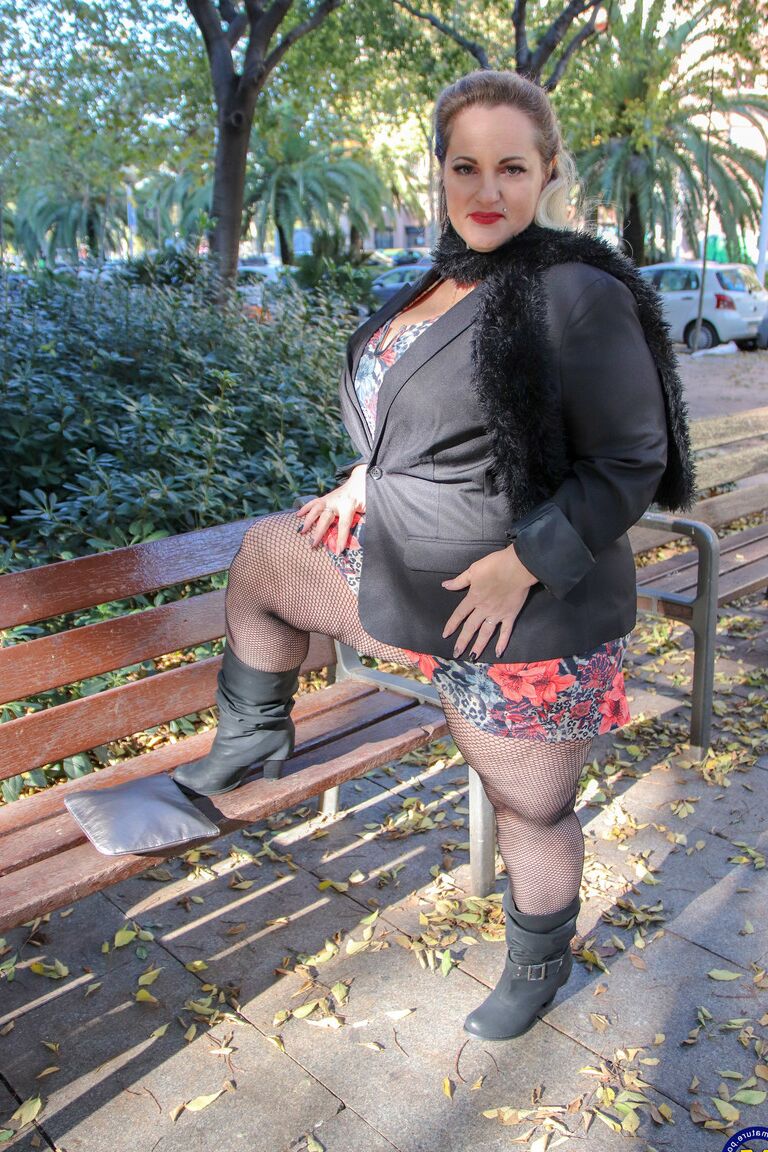 20P Madura caliente BBW Sophia Lola mostrando sus grandes pechos vestidos al aire libre
