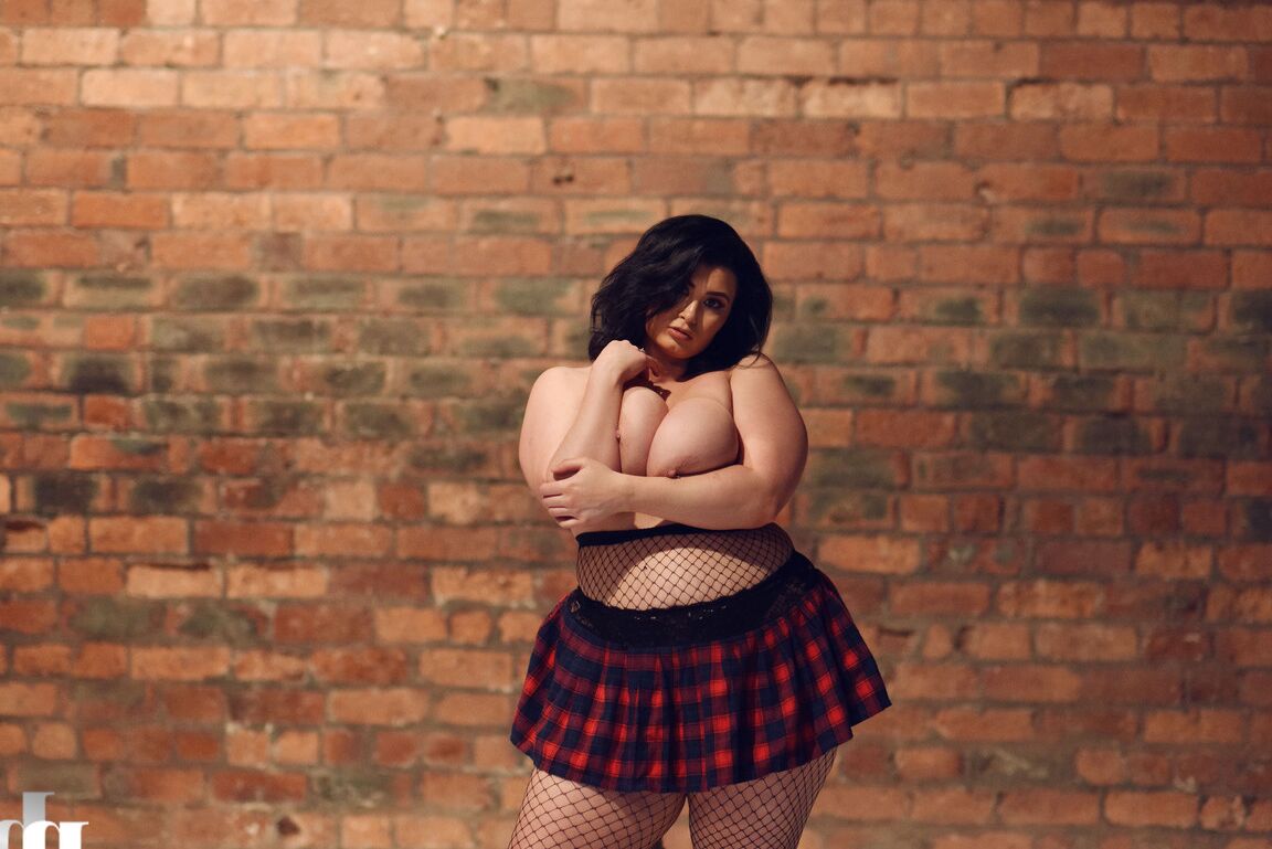 21P A gorda Kiki mostra seus enormes melões e posa com saia sexy e meia arrastão quente