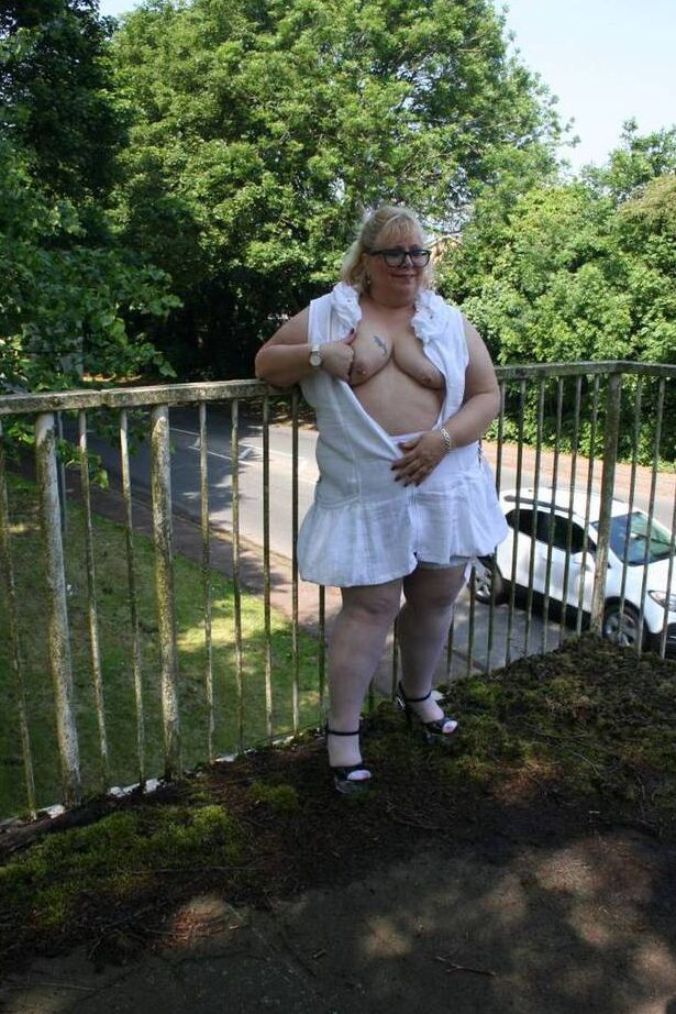 20P La grosse blonde Lexie Cummings s'expose en traversant un passage pour piétons
