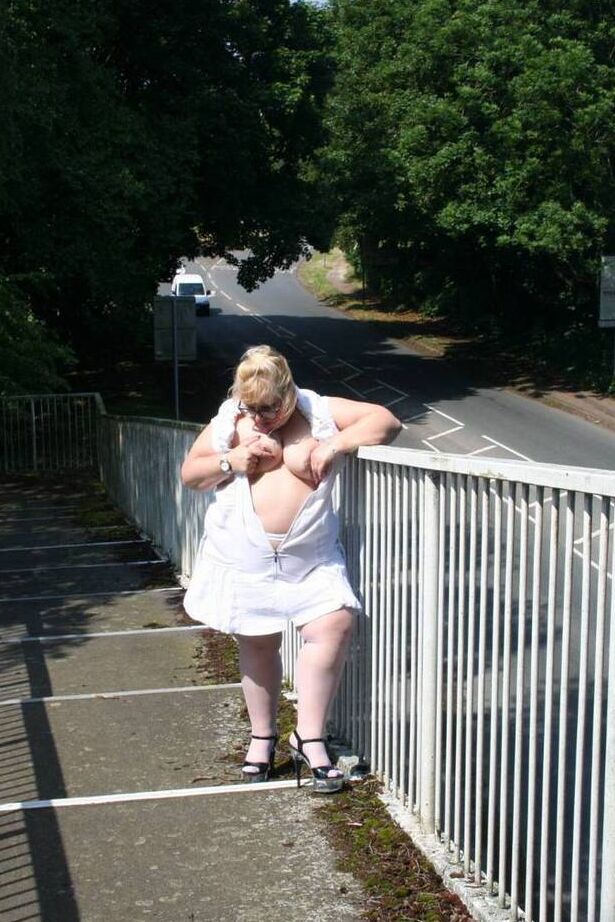 20P La grosse blonde Lexie Cummings s'expose en traversant un passage pour piétons
