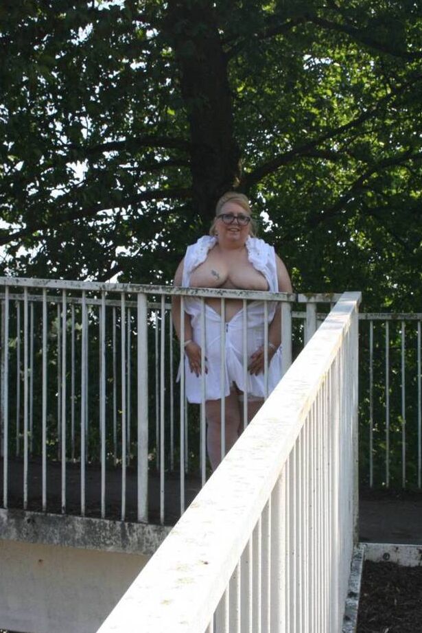 20P La grosse blonde Lexie Cummings s'expose en traversant un passage pour piétons