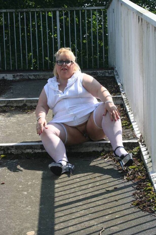 20P La grosse blonde Lexie Cummings s'expose en traversant un passage pour piétons
