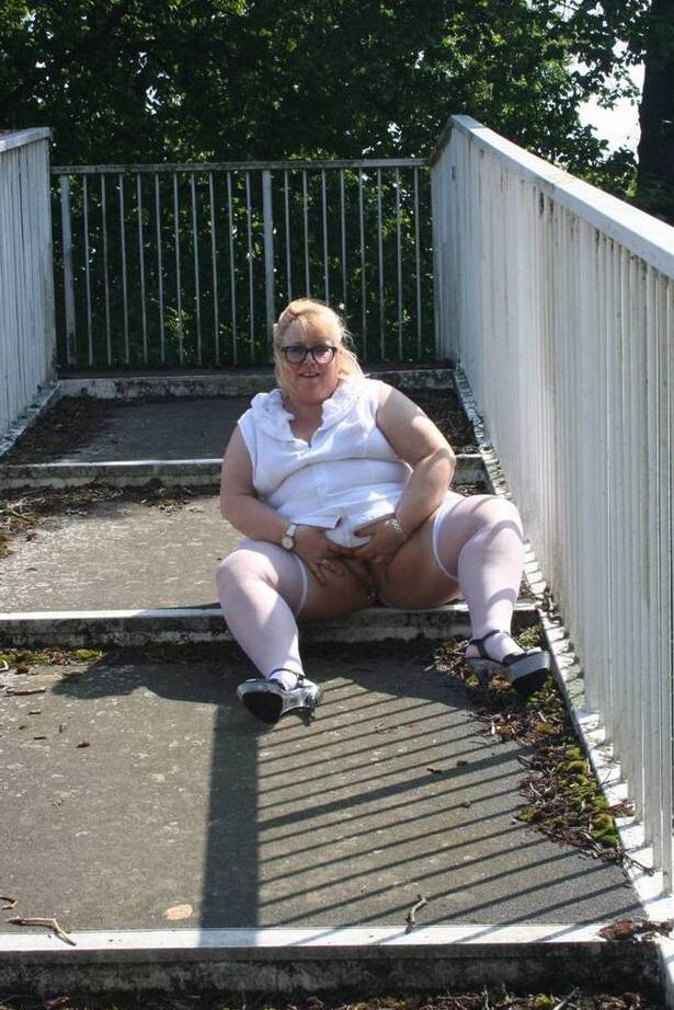 20P La grosse blonde Lexie Cummings s'expose en traversant un passage pour piétons