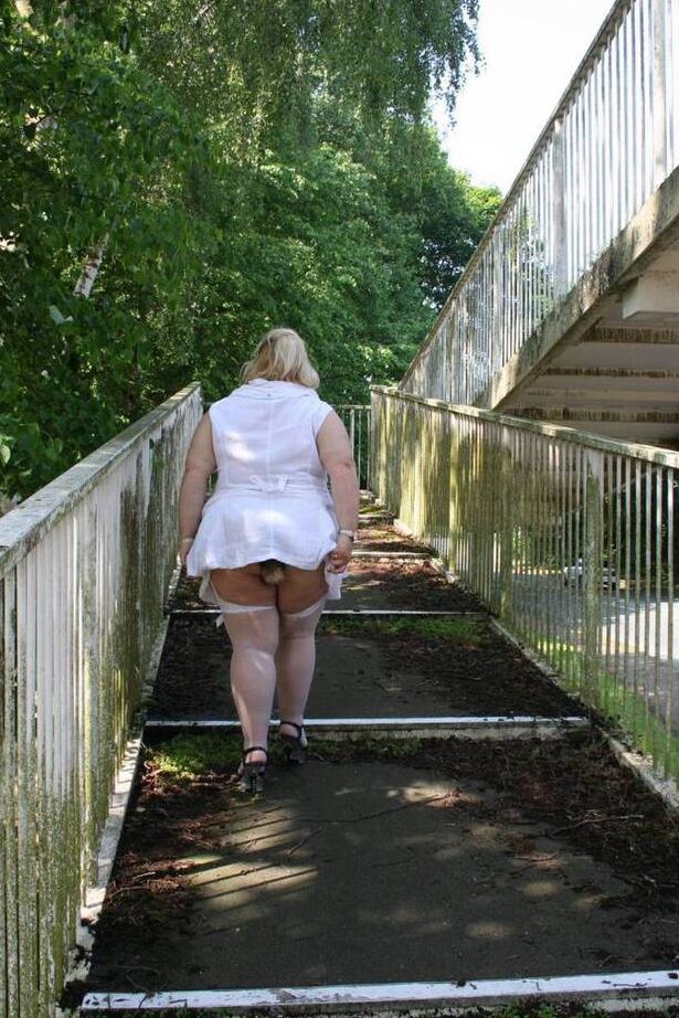 20P La grosse blonde Lexie Cummings s'expose en traversant un passage pour piétons