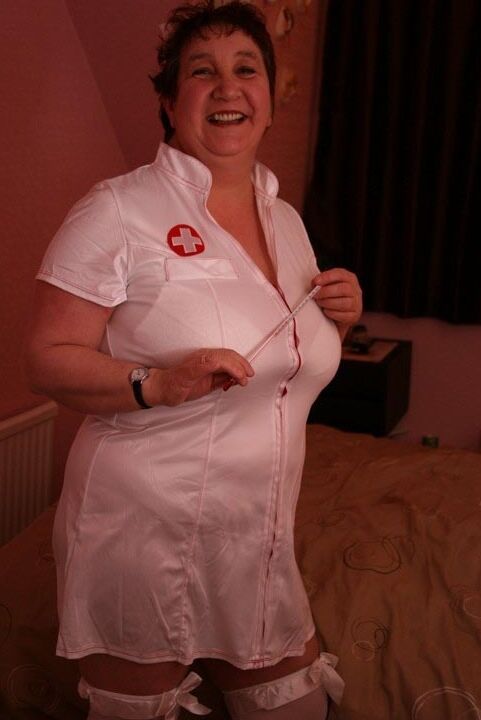 16P Kinky Carol, amateur mature, se met sur l'homme tout en portant une tenue d'infirmière