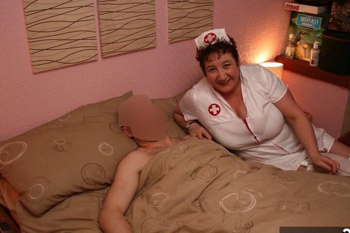 16P Kinky Carol, amateur mature, se met sur l'homme tout en portant une tenue d'infirmière