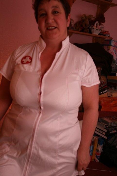 16P Kinky Carol, amateur mature, se met sur l'homme tout en portant une tenue d'infirmière