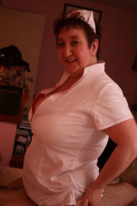 16P Kinky Carol, amateur mature, se met sur l'homme tout en portant une tenue d'infirmière