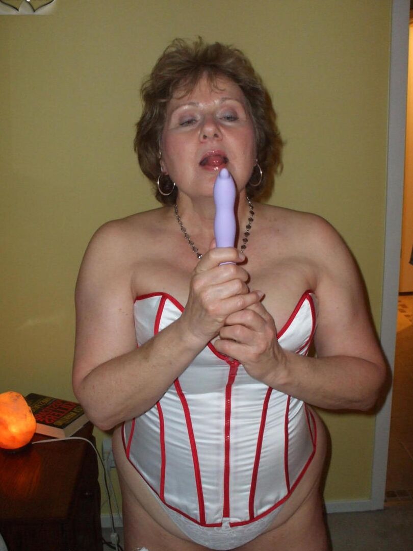 20P La mayor amateur Busty Bliss cuida una polla durante una acción POV