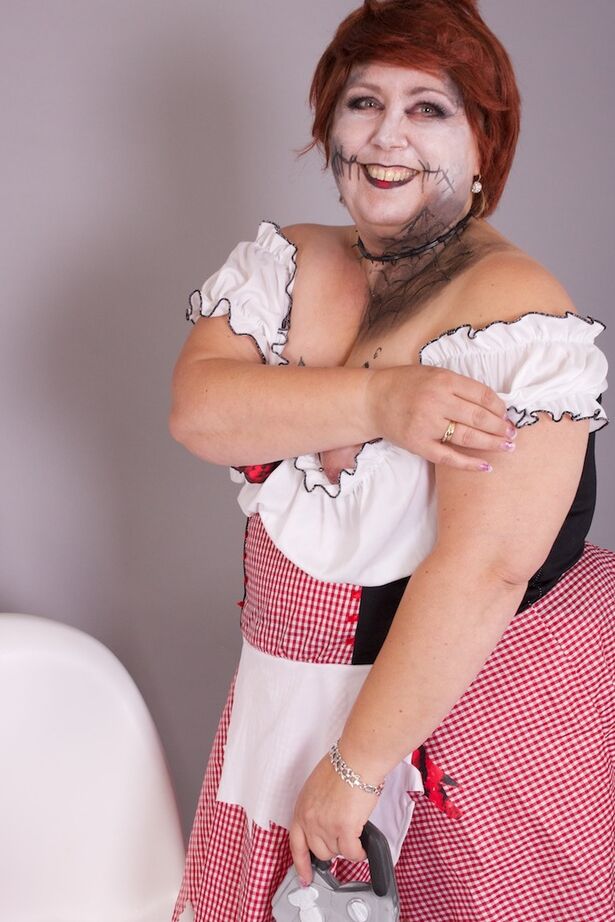 20P Garotas amadoras praticam sexo lésbico enquanto vestem roupas de cosplay