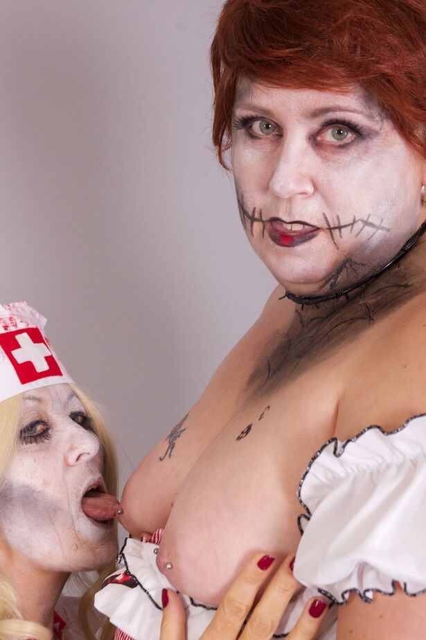 20P Garotas amadoras praticam sexo lésbico enquanto vestem roupas de cosplay