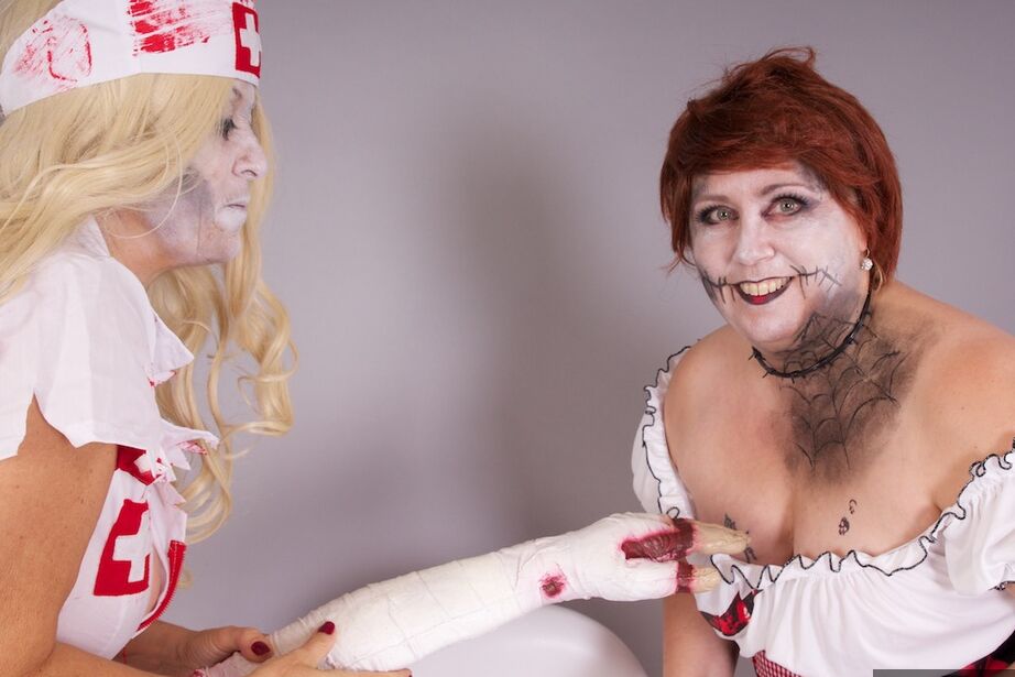 20P Garotas amadoras praticam sexo lésbico enquanto vestem roupas de cosplay