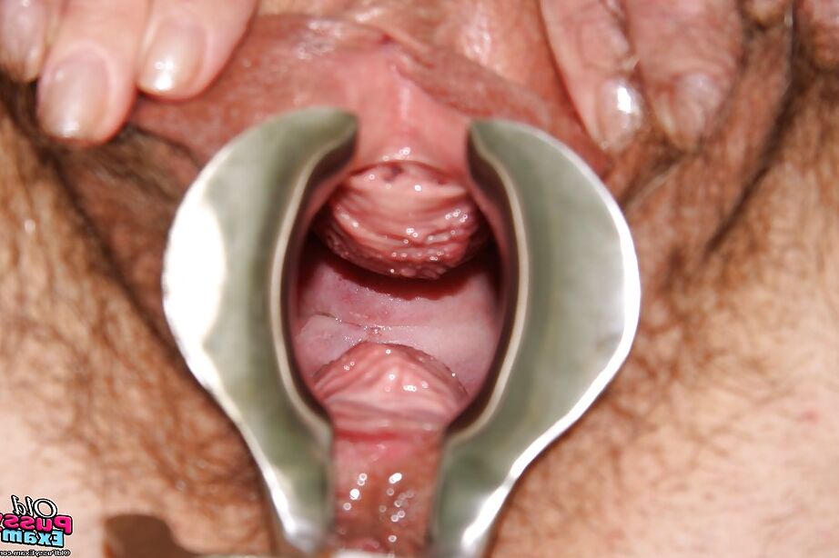 16P Fatty mature lady with massive flabby jugs toying her bushy twat
