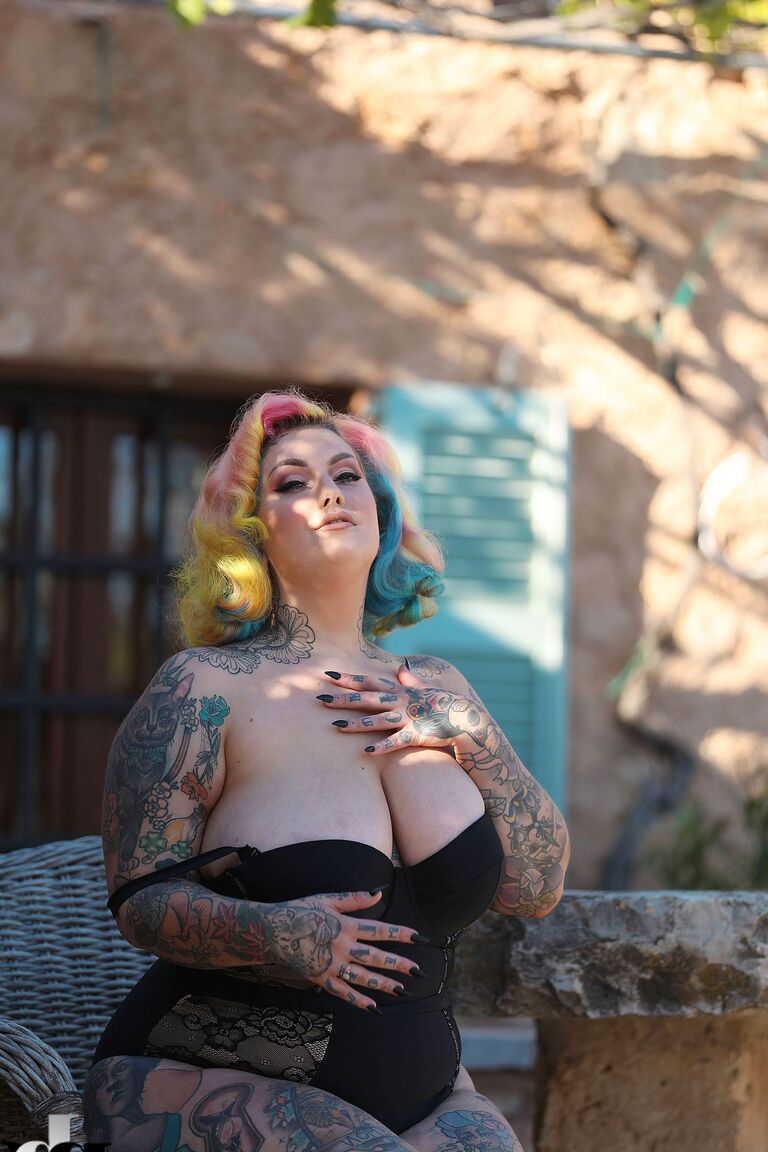 21P La gorda tatuada Galda Lou mostrando sus enormes tetas naturales