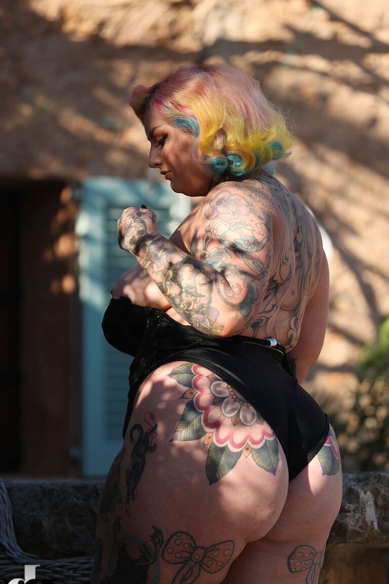 21P La gorda tatuada Galda Lou mostrando sus enormes tetas naturales
