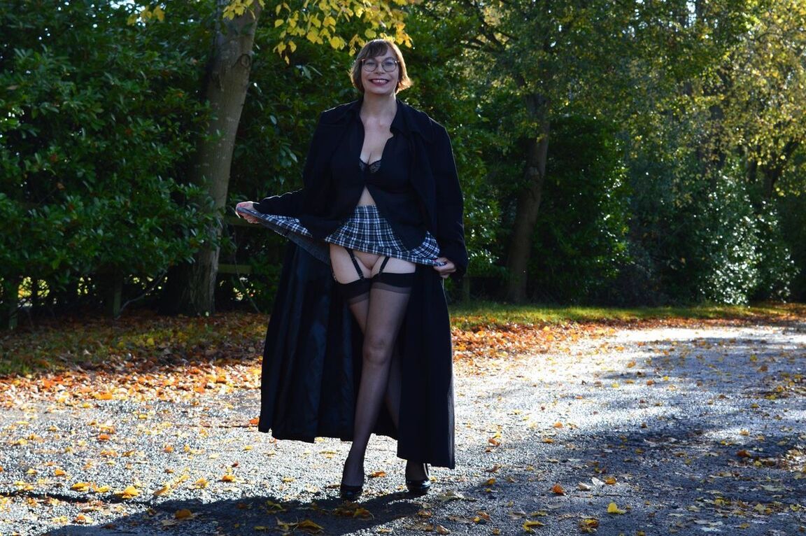 16P Barby Slut amateur de mediana edad se expone con un abrigo largo en lugares públicos
