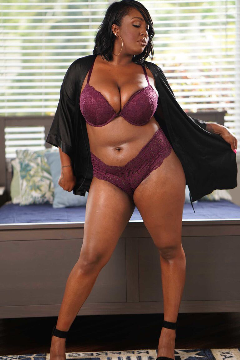 20P La voluptuosa ébano Layton Benton se desnuda